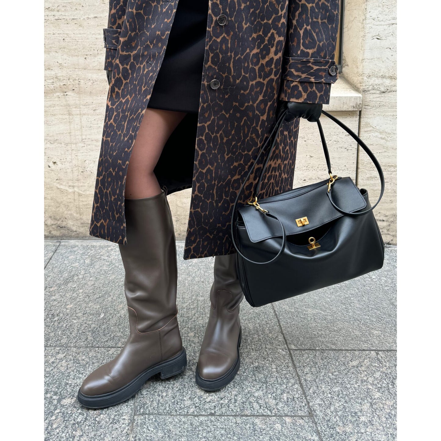 black-locked-medium-gold